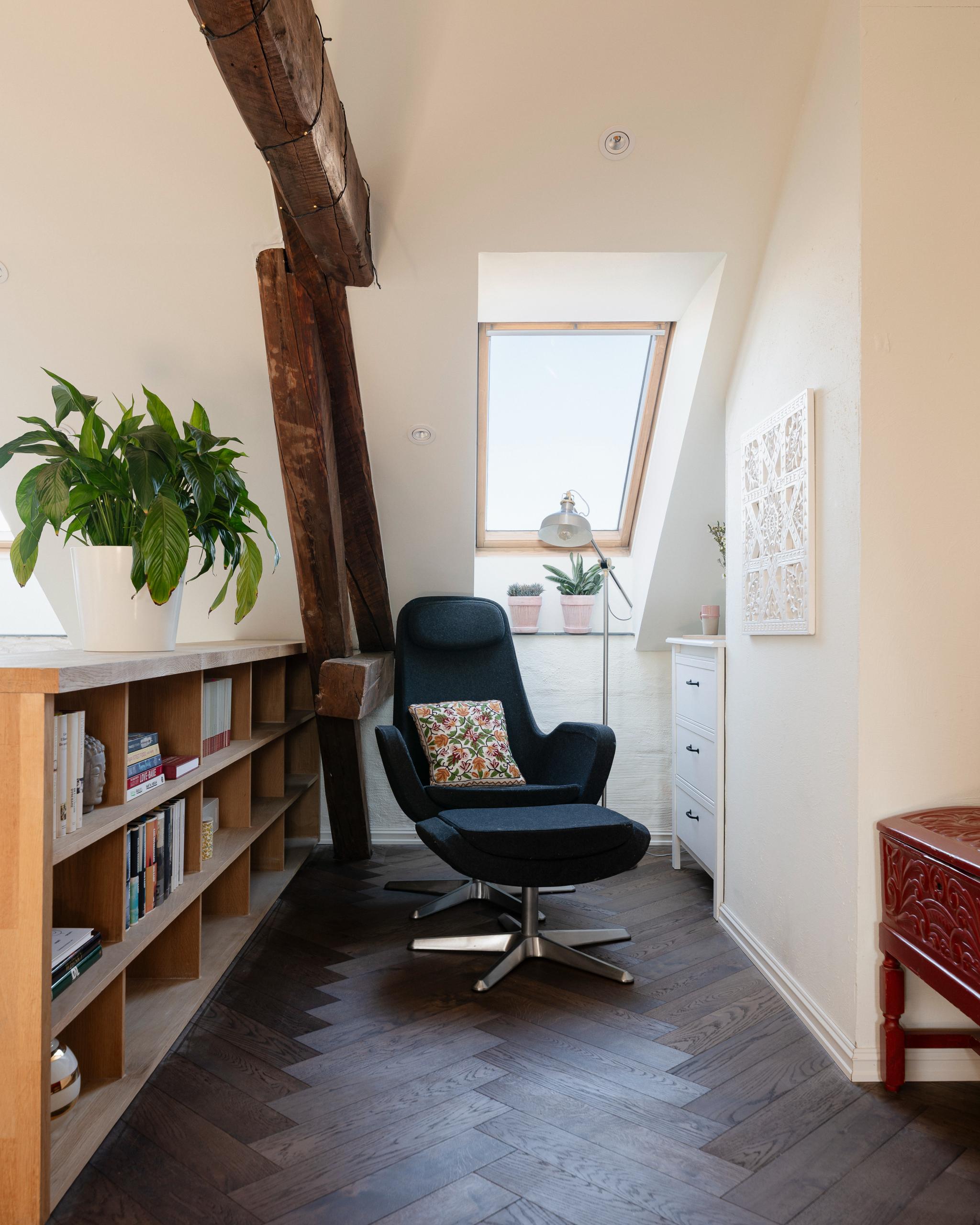 Det er utstrakt bruk av downlights i himlingen for god belysning, samt store takvinduer. I boligen er det flere nye vinduer fra 2022.